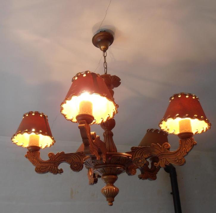 Lustre/Suspension luminaire bois sculpté + chapeaux - 1970, Maison & Meubles, Lampes | Lustres, Utilisé, Bois, Enlèvement ou Envoi