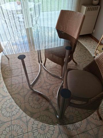 Vintage glazen tafel beschikbaar voor biedingen