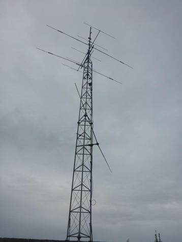 Antennemast met antennes disponible aux enchères