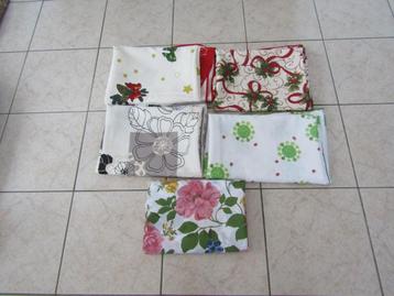 4 OVALE  KERST EN ANDERE TAFELKLEDEN + 1 tafelkleed  GRATIS beschikbaar voor biedingen