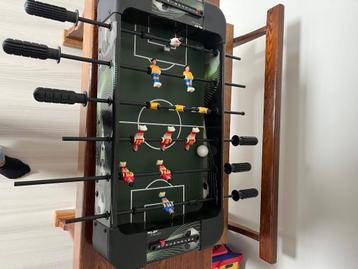 Kleine kikkertafel beschikbaar voor biedingen