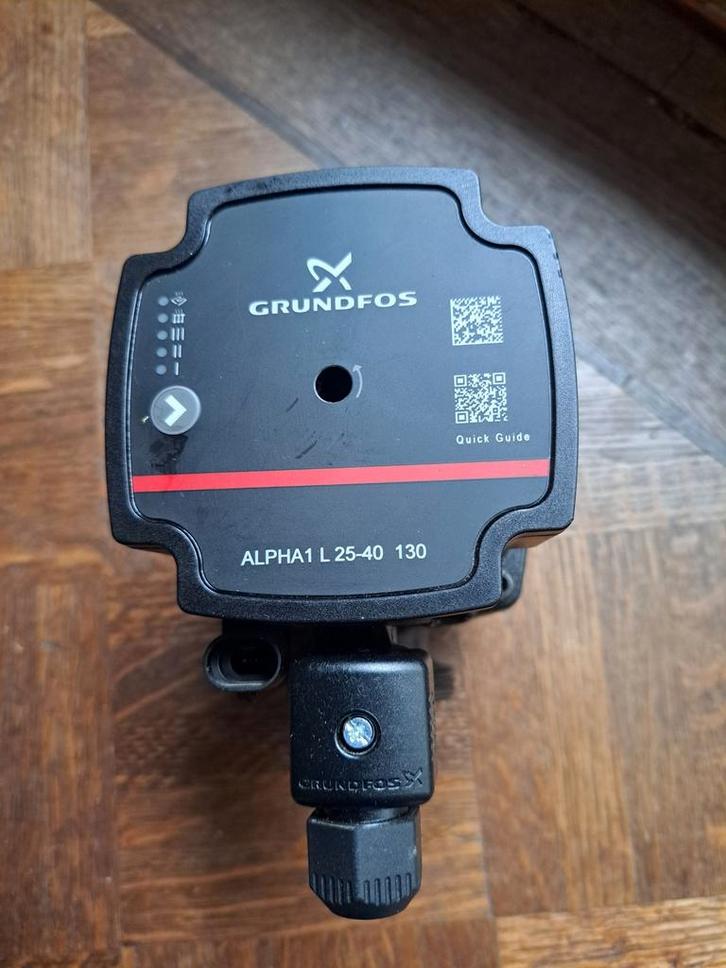 GRUNDFOS ALPHA1 L Model C twee stuks, 1 als nieuw, 1 gebruik, Doe-het-zelf en Bouw, Verwarming en Radiatoren, Zo goed als nieuw