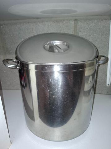 Grote inox soepkom en steelpannetje beschikbaar voor biedingen