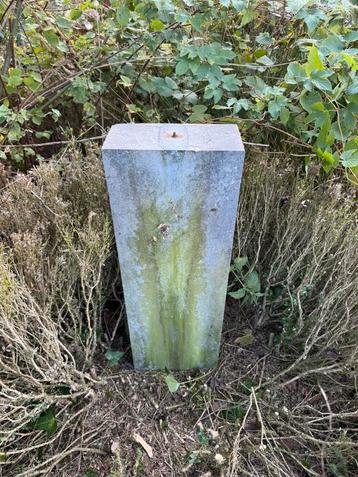 Betonnen steen beschikbaar voor biedingen