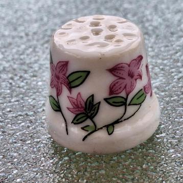 3 Kleine porseleinen vingerhoedjes beschikbaar voor biedingen