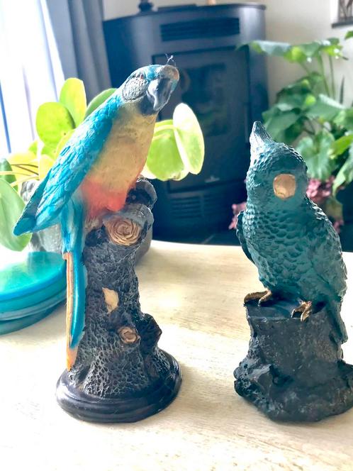 1 papegaai en een decoratieve kaketoe in perfecte staat., Verzamelen, Beelden en Beeldjes, Zo goed als nieuw, Dier, Ophalen of Verzenden