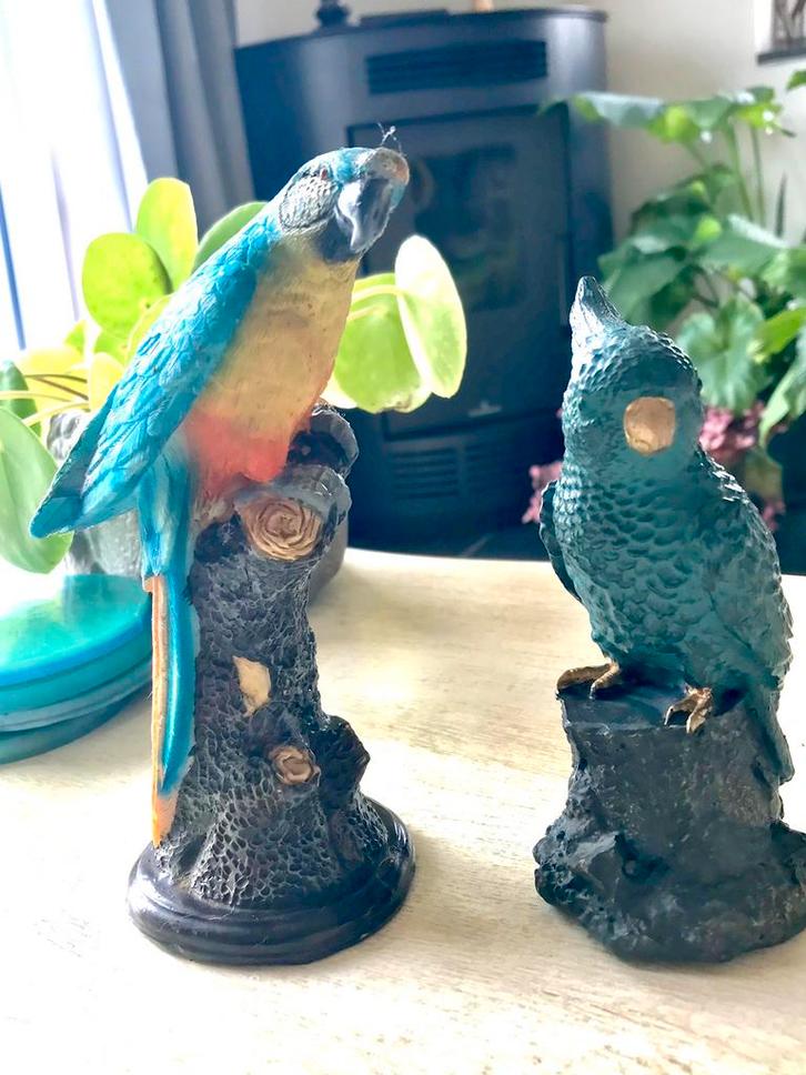 1 papegaai en een decoratieve kaketoe in perfecte staat., Verzamelen, Beelden en Beeldjes, Zo goed als nieuw, Dier, Ophalen of Verzenden