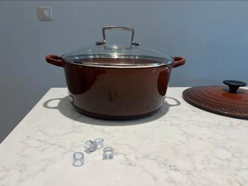 Le Creuset marron châtain, 24 cm en état d'usage disponible aux enchères