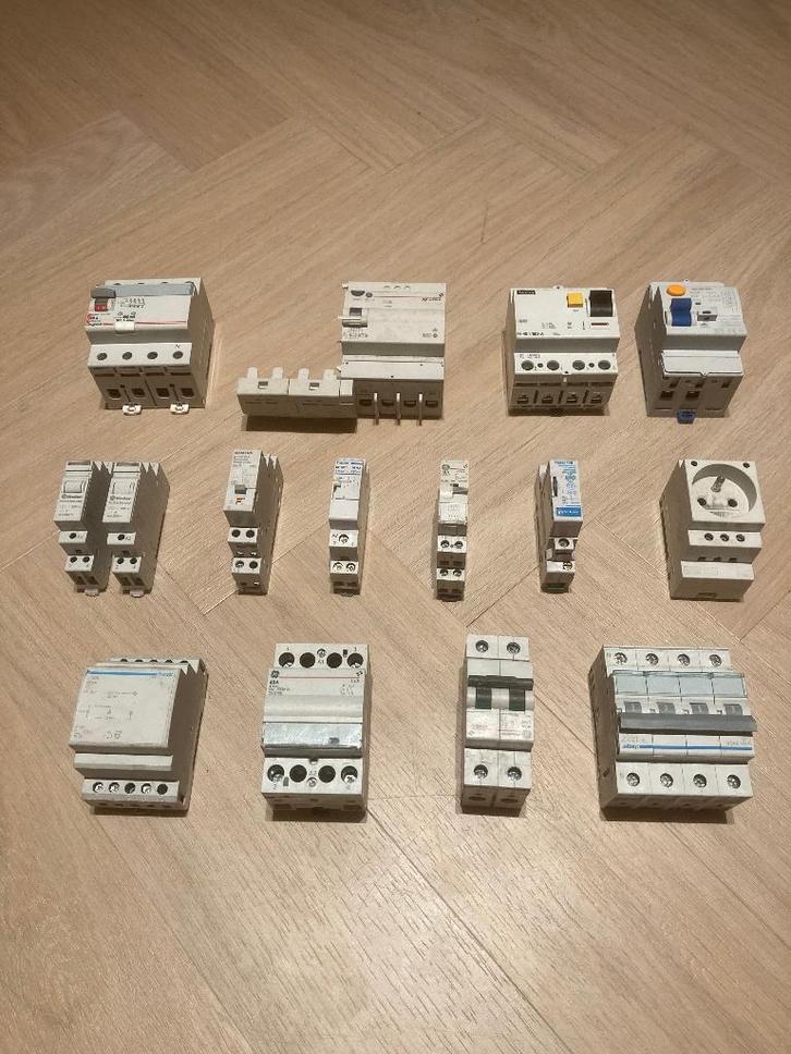 Verschillende zekeringkast componenten, Doe-het-zelf en Bouw, Elektriciteit en Kabels, Gebruikt, Overige typen, Ophalen