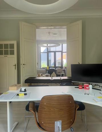 Prachtige bureau voor thuis of praktijk beschikbaar voor biedingen