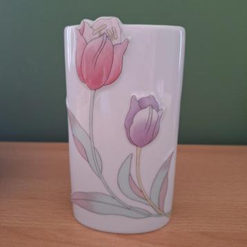 Kleine ovale bloemenvaas beschikbaar voor biedingen