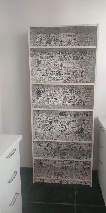Unieke vintage IKEA boekenkast – handgetekend patroon beschikbaar voor biedingen