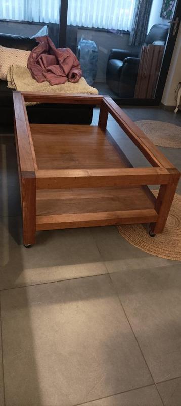 Salontafel meranti hout. beschikbaar voor biedingen