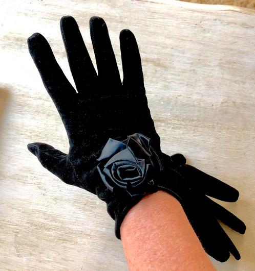 Très beaux gants peau et satin noirs Neufs., Vêtements | Femmes, Bonnets, Écharpes & Gants, Neuf, Gants, Taille 38/40 (M), Enlèvement ou Envoi