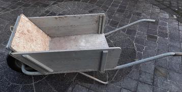 oude stevige kruiwagen beschikbaar voor biedingen