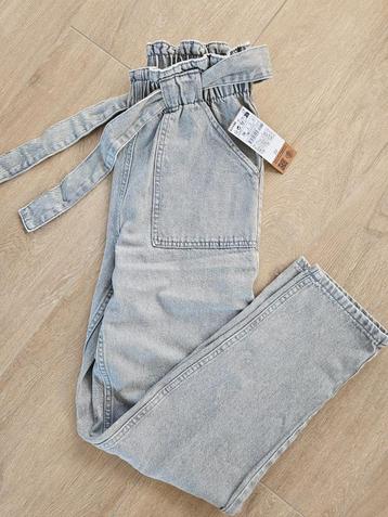 Nieuwe grijze jeans beschikbaar voor biedingen