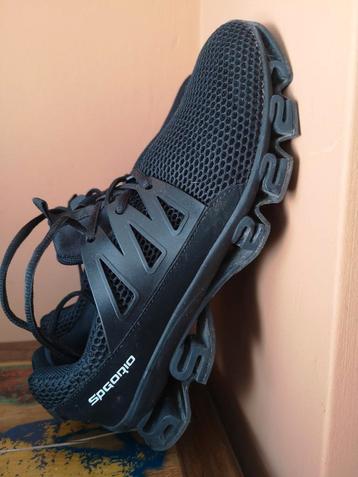 Zwarte sportschoenen. Maat 40. Zeer weinig gedragen.  beschikbaar voor biedingen