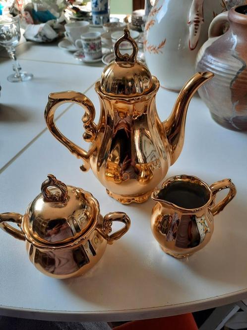 Goudkleurige koffie, suiker,melkpot., Antiek en Kunst, Antiek | Servies compleet, Ophalen