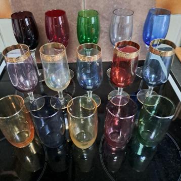 Vintage gekleurde glazen . beschikbaar voor biedingen