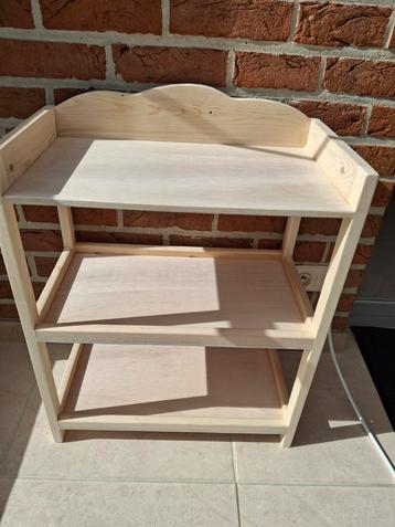 Nieuwe sterke houten verzorgtafel voor poppen beschikbaar voor biedingen