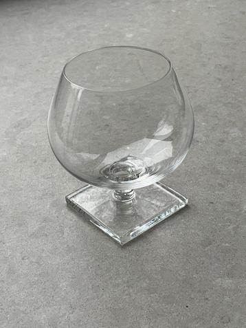12 kristallen cognacglazen „vierkante voet” beschikbaar voor biedingen