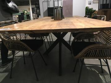 Teak eettafel met kruispoot beschikbaar voor biedingen