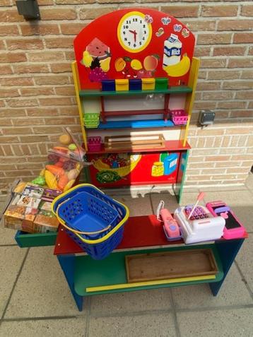 Houten speelwinkel met veel accessoires beschikbaar voor biedingen