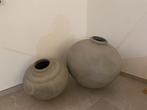 2 grote mooie stenen vazen, Ophalen, Zo goed als nieuw