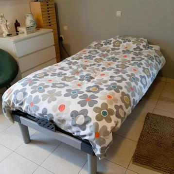 Te koop: Leuke eenpersoons dekbedovertrek met mooie bloemen  beschikbaar voor biedingen