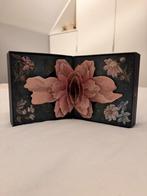 Tomorrowland 2024 doosje & bandje, Ophalen, Zo goed als nieuw