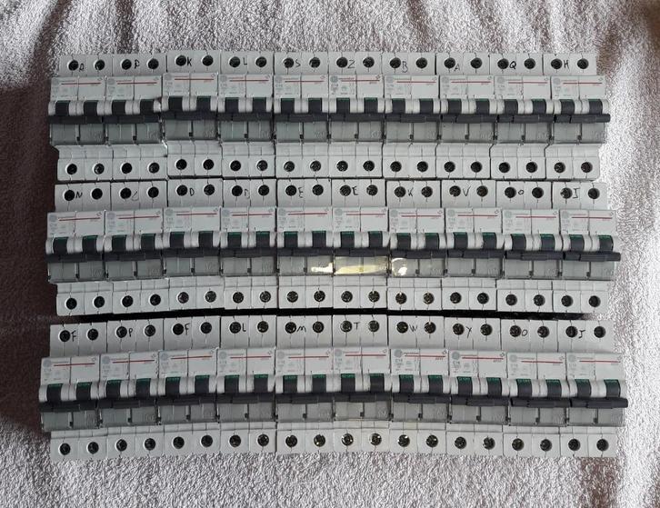 Vynckier EP32 C 16A 3000-3 bipolaire stroomonderbrekers, Doe-het-zelf en Bouw, Elektriciteit en Kabels, Gebruikt, Ophalen of Verzenden