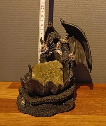 Une figurine DRAGON avec coffre lumineux +- 17,5 cm de haut beschikbaar voor biedingen