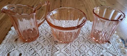 Roze persglas roomstel + lepelvaasje, Antiek en Kunst, Curiosa en Brocante, Ophalen of Verzenden
