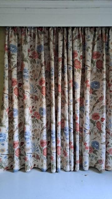 Overgordijnen beschikbaar voor biedingen