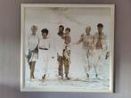 Kader 109x103cm met prent " mensen op het strand", Ophalen, Zo goed als nieuw