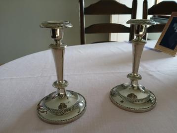 zilverkleurige kandelaar beschikbaar voor biedingen