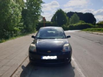 Ford Fiesta 1.3i uit 2007, Auto's, Voorwielaandrijving, Stof, Zwart, 4 cilinders