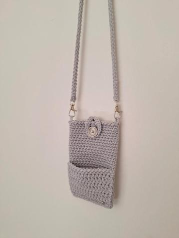 Gehaakt grijs GSM hoesje durable cosy fine met nekkoord  beschikbaar voor biedingen