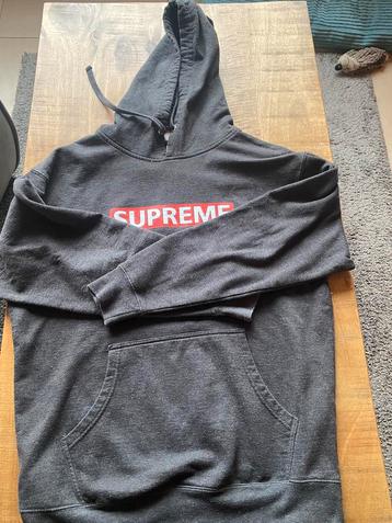 Hoodie supreme L beschikbaar voor biedingen