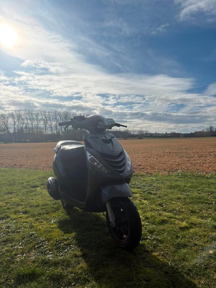 Piaggio zip iget e5, Fietsen en Brommers, Scooters | Piaggio, Zo goed als nieuw, Zip, Klasse B (45 km/u), Ophalen