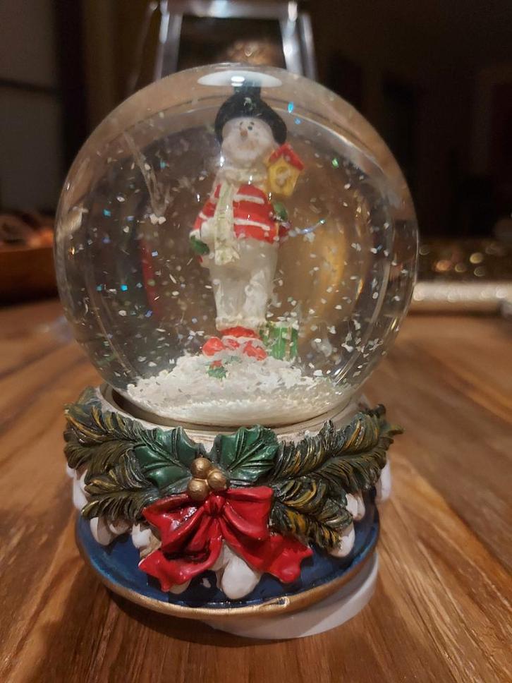 2 boules à neige, Collections, Statues & Figurines, Comme neuf, Enlèvement