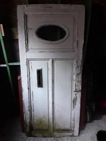Op te knappen antieke deur.
 beschikbaar voor biedingen