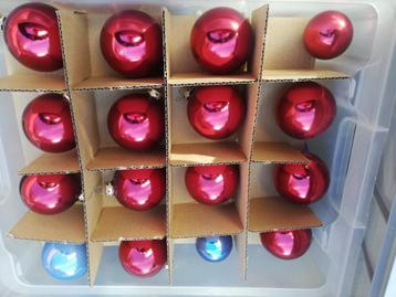 Curver box met deksel gevuld met glas kerstballen rood en bl, Enlèvement, Utilisé