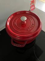 Staub braadpan 24cm La cocotte, Huis en Inrichting, Keuken | Potten en Pannen, Ophalen, Gietijzer, Zo goed als nieuw, Keramische plaat