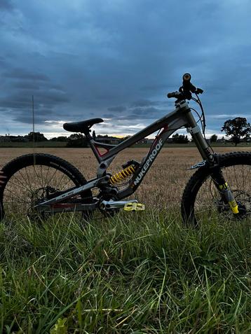 DH mountainbiken beschikbaar voor biedingen