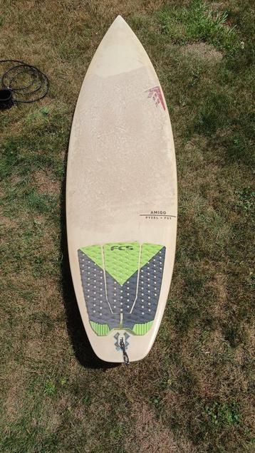 Surfboard - Pyzel Amigo 5'11" + 2 sets vinnen + leash + sock beschikbaar voor biedingen