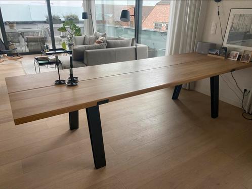 Grote lichteiken eettafel, met metalen onderstel, Huis en Inrichting, Tafels | Eettafels, Gebruikt, Vijf personen of meer, Rechthoekig