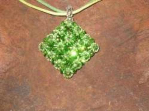 Swarovski carré: peridot ( groen), Bijoux, Sacs & Beauté, Colliers, Neuf, Autres matériaux, Vert, Avec cristal, Enlèvement ou Envoi