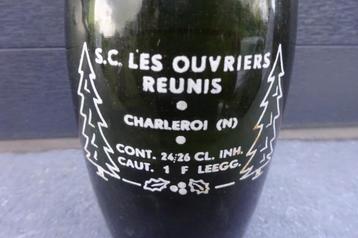 Werknemers hebben een dubbele lege kerstfles herenigd  beschikbaar voor biedingen