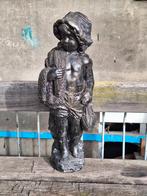 Betonnen buitenbeeldje van een jongen,